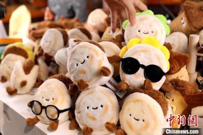 西安文創(chuàng)產(chǎn)品“絨饃饃”走紅網(wǎng)絡(luò)，傳統(tǒng)美食變身潮玩新寵